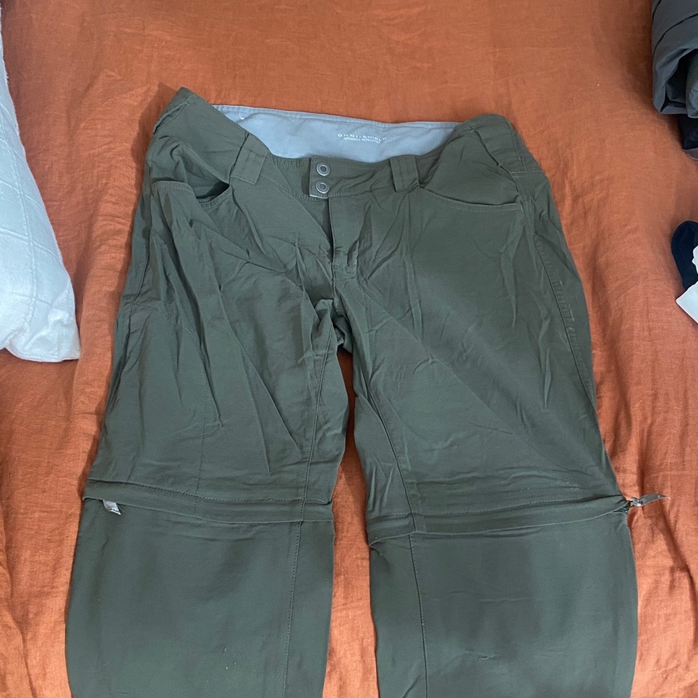Columbia women’s forest green zip off hiking pant
Only worn twice!!